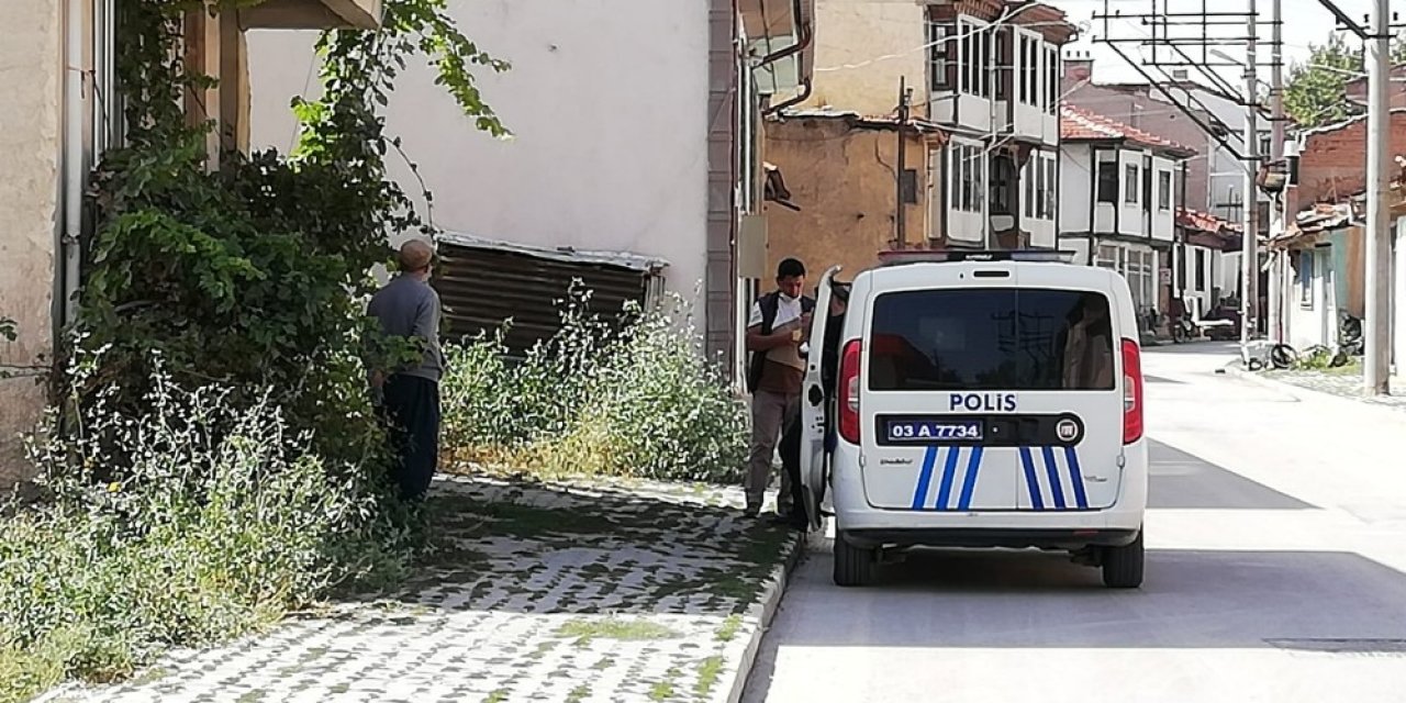 Bolvadin’de karantinadan kaçan iki şahsı polis sokakta yakaladı