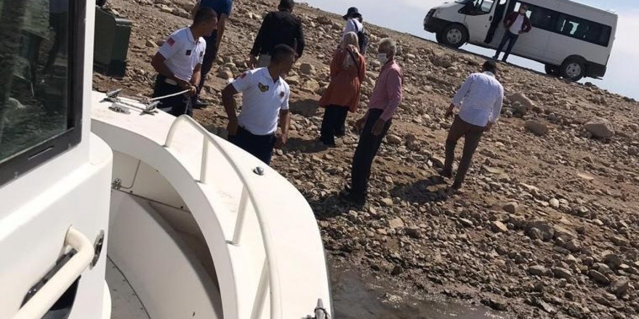 Bot timi, teknesi arızalanan ailenin yardımına yetişti