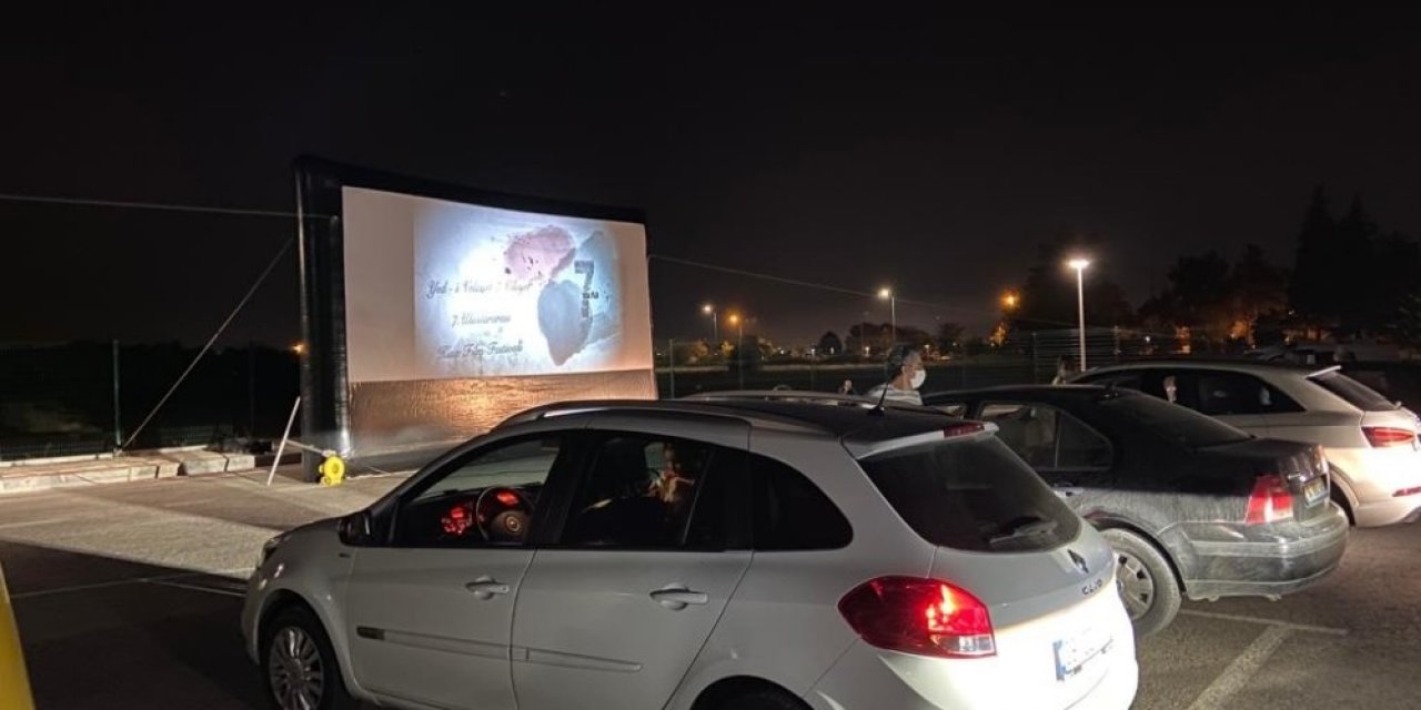 Filmi araçtan izlediler, alkış yerine korna çaldılar