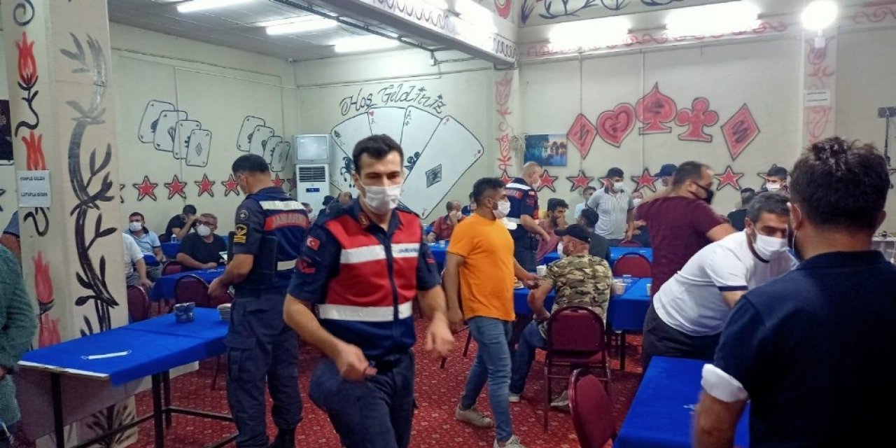 İzmir’de jandarmadan kumar operasyonu: 119 kişiye ceza yağdı