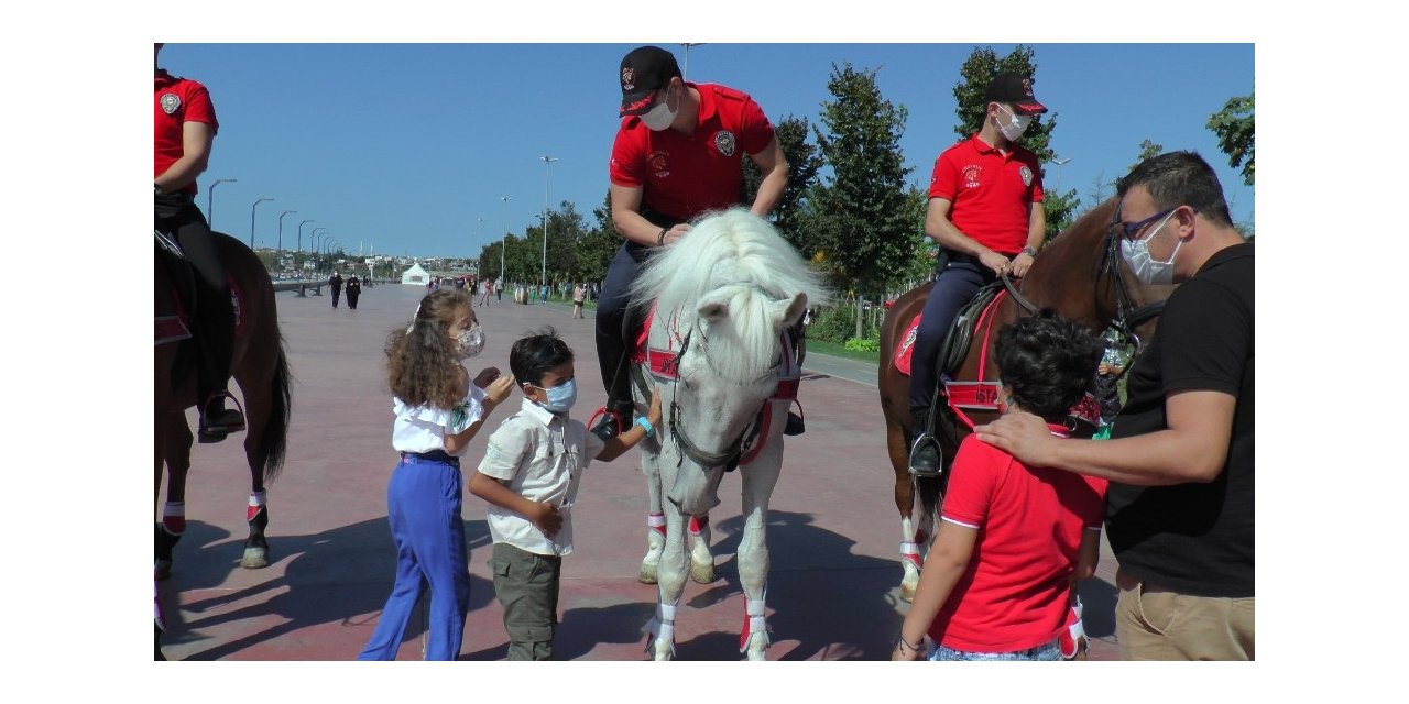 Atlı polislere çocuklardan yoğun ilgi