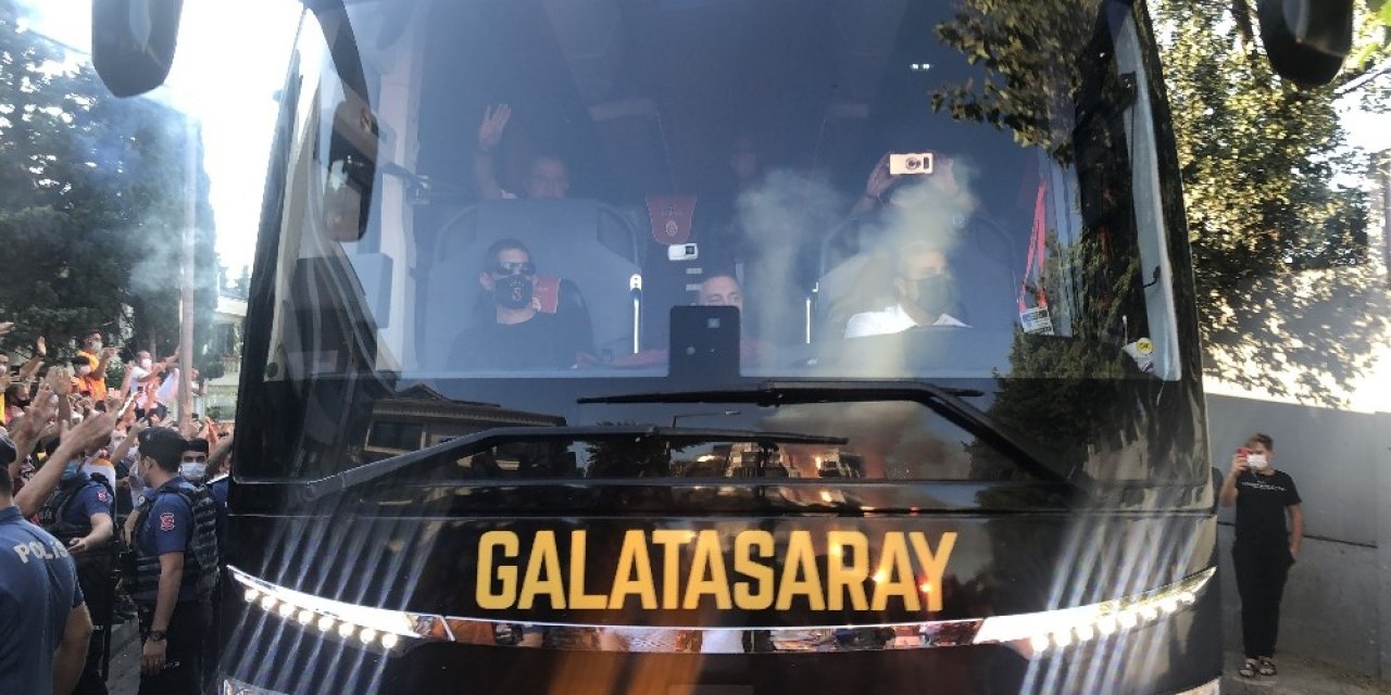 Galatasaray derbi için yola çıktı