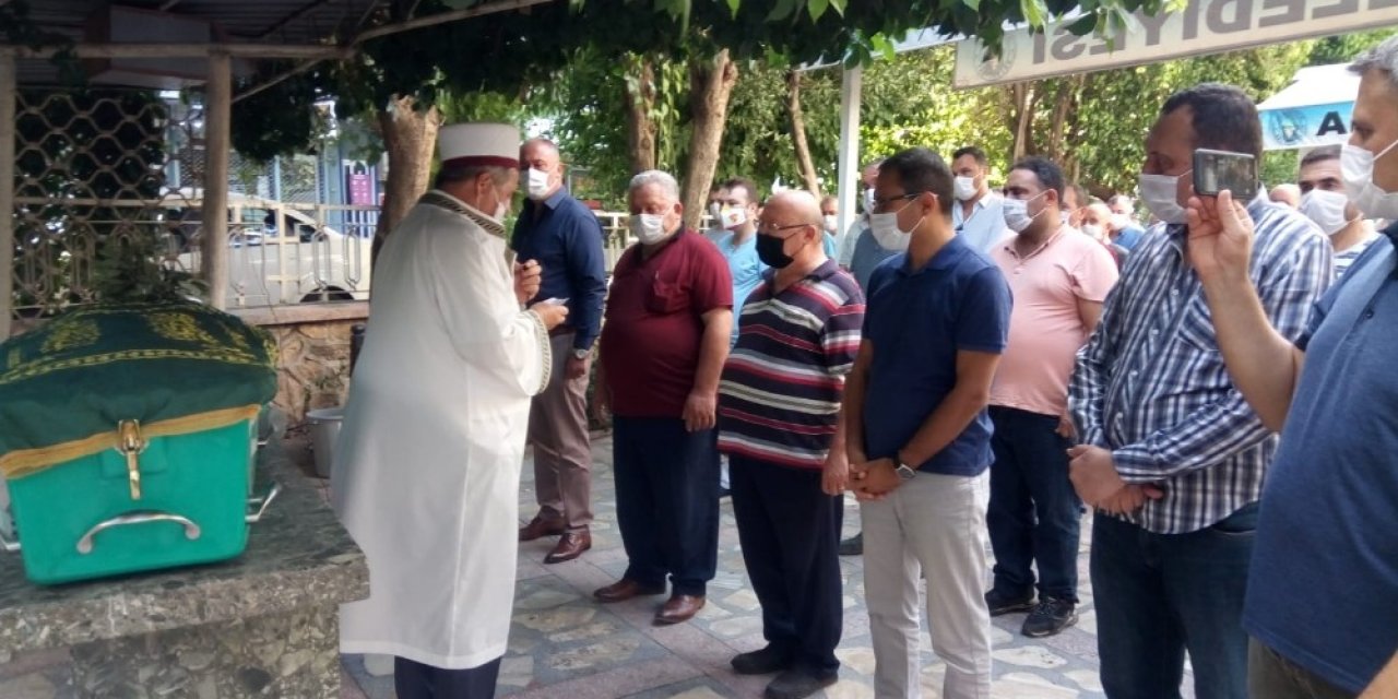 Evinde ölü bulunan genç öğretmen toprağa verildi