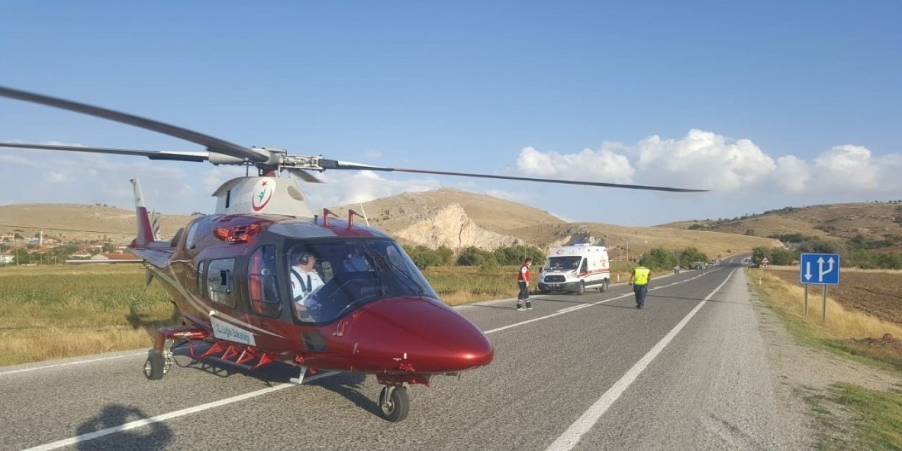 Yaralı kurtarmak için zamanla yarışan helikopter karayoluna indi