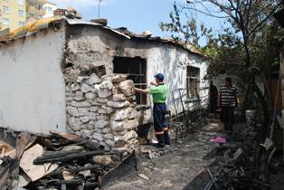 Evi yanan aileye yardım eli