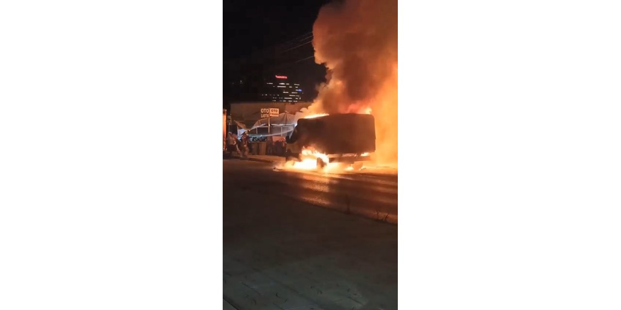 Bursa’da seyir halindeki minibüs alev alev yandı