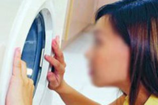 Küçük kızını makinede yıkadı!
