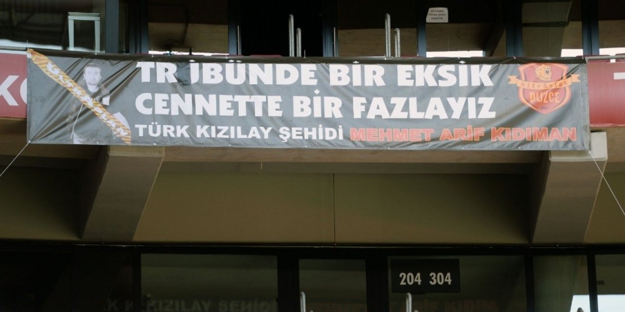Derbi öncesi tribünde pankart açıldı