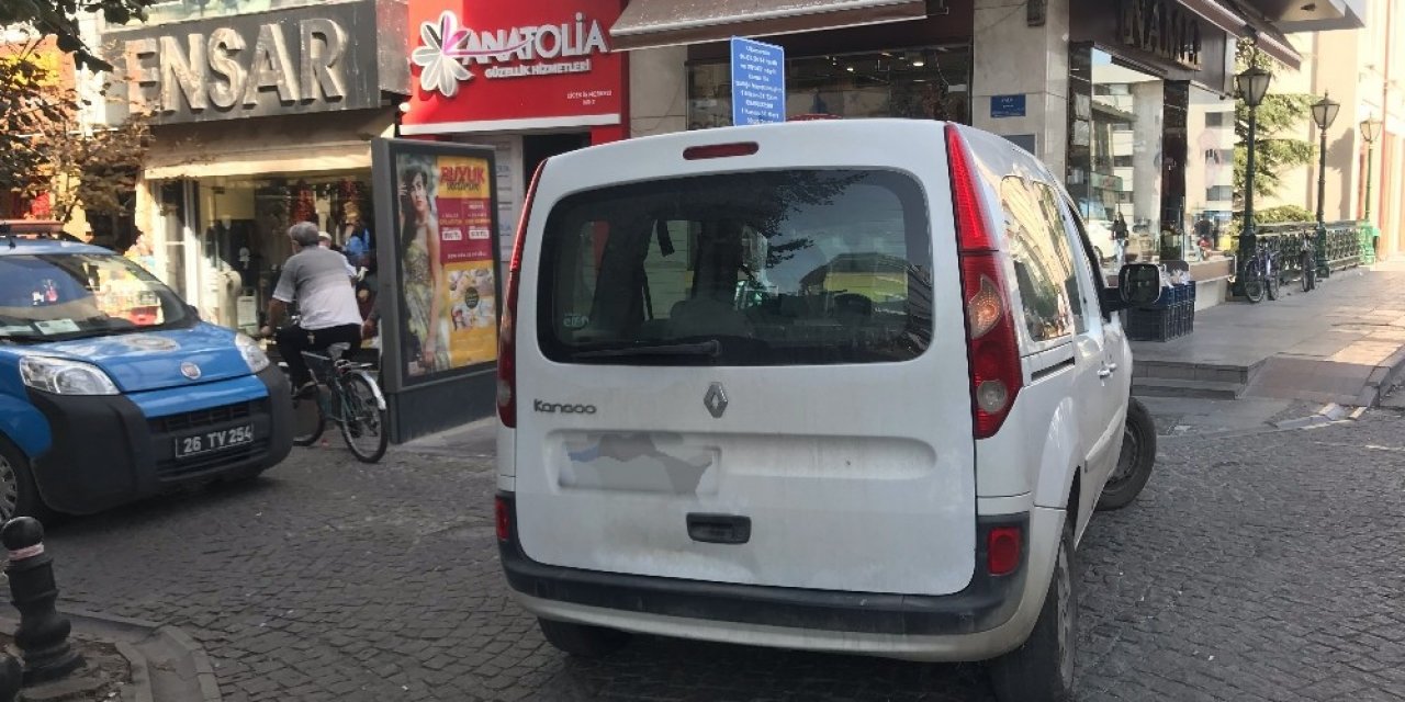 Yanlış park yüzünden zabıta aracı bile yolda kaldı