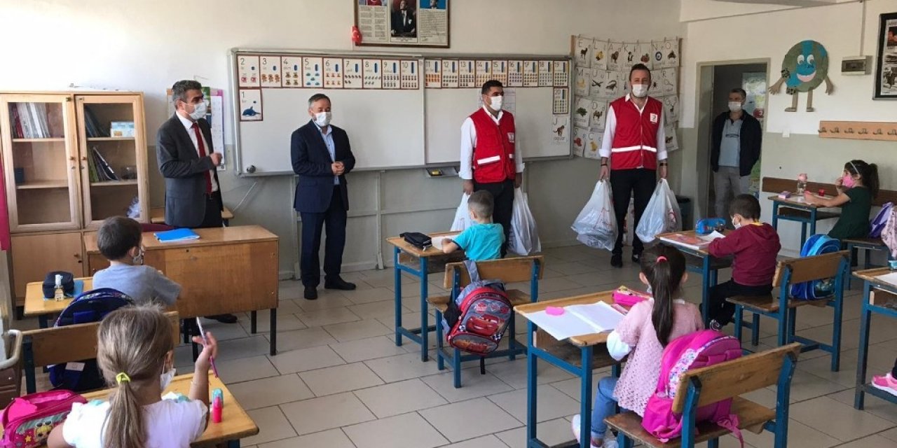 Kızılay’dan öğrencilere kırtasiye yardımı