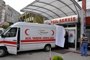 Hastane çalışanı, genç kızı rehin aldı