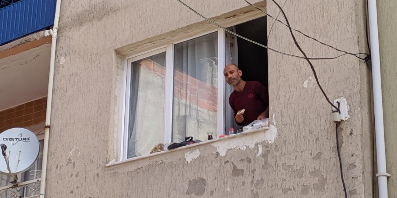 İzmir’de garip olay: Eşyaları sokağa atıp pencere kenarında kahvaltı yaptı