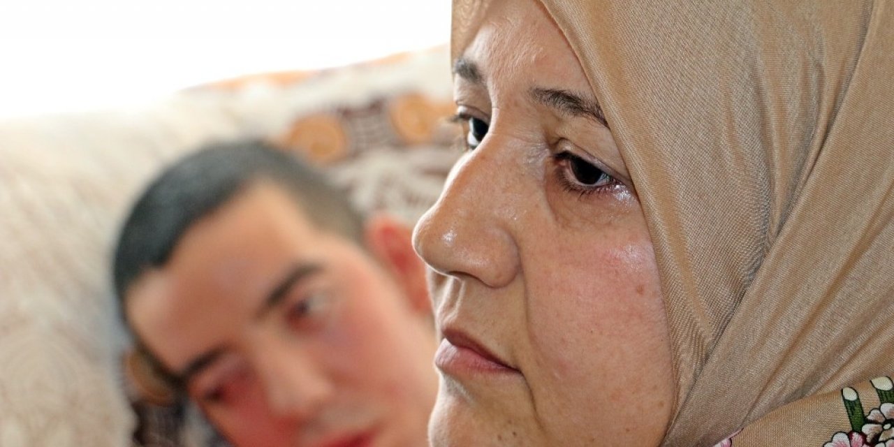 6,5 yıldır gözlerini kırpamıyor, annesi uyuduğunu horlayınca anlıyor