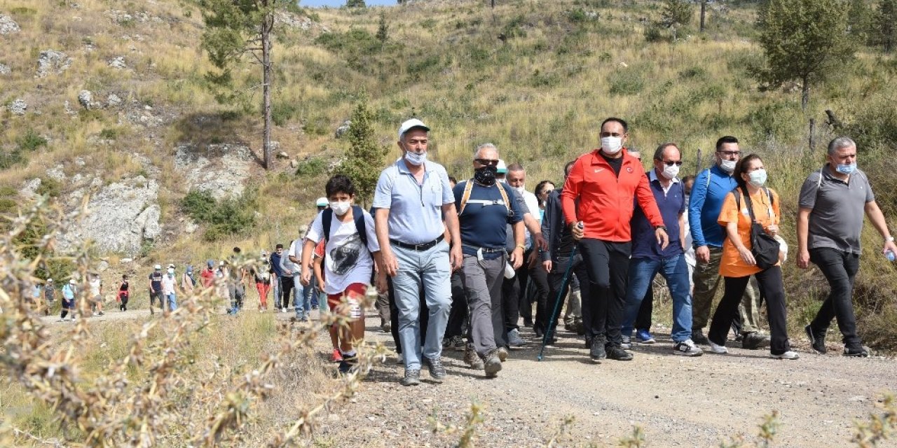 Toroslar’da turizm günü etkinliğinde doğa yürüyüşü