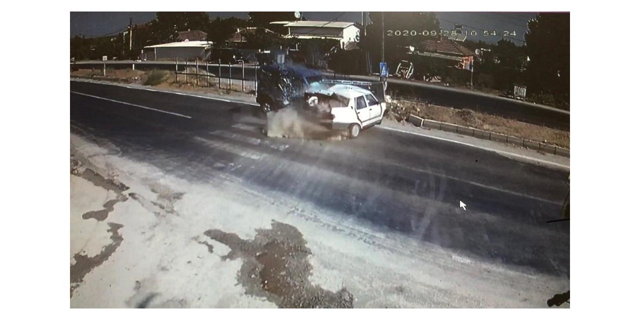 Feci kaza anı güvenlik kamerasına yansıdı
