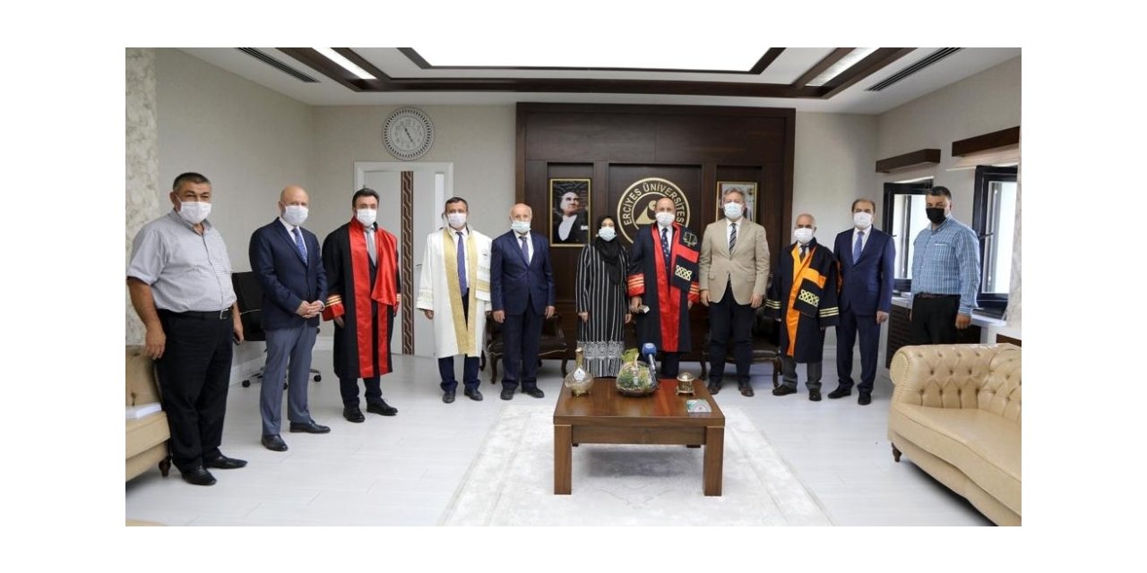 İsmail Emrah Karayel doktor unvanını aldı