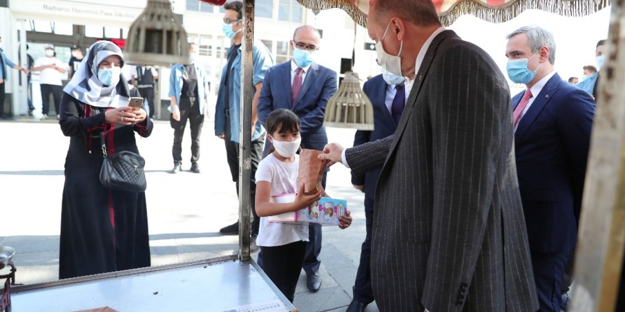 Cumhurbaşkanı Erdoğan Beşiktaş’ta kestane alıp minik çocuğa ikram etti