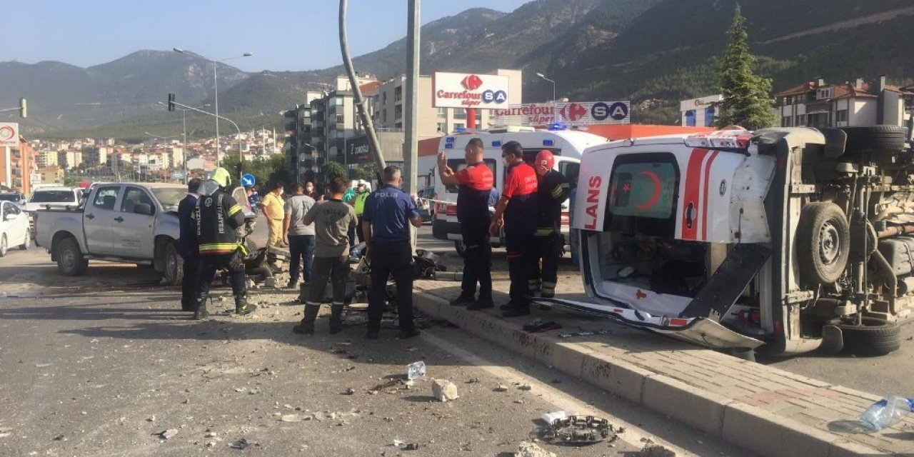 Hasta nakil eden ambulans devrildi: 6 yaralı