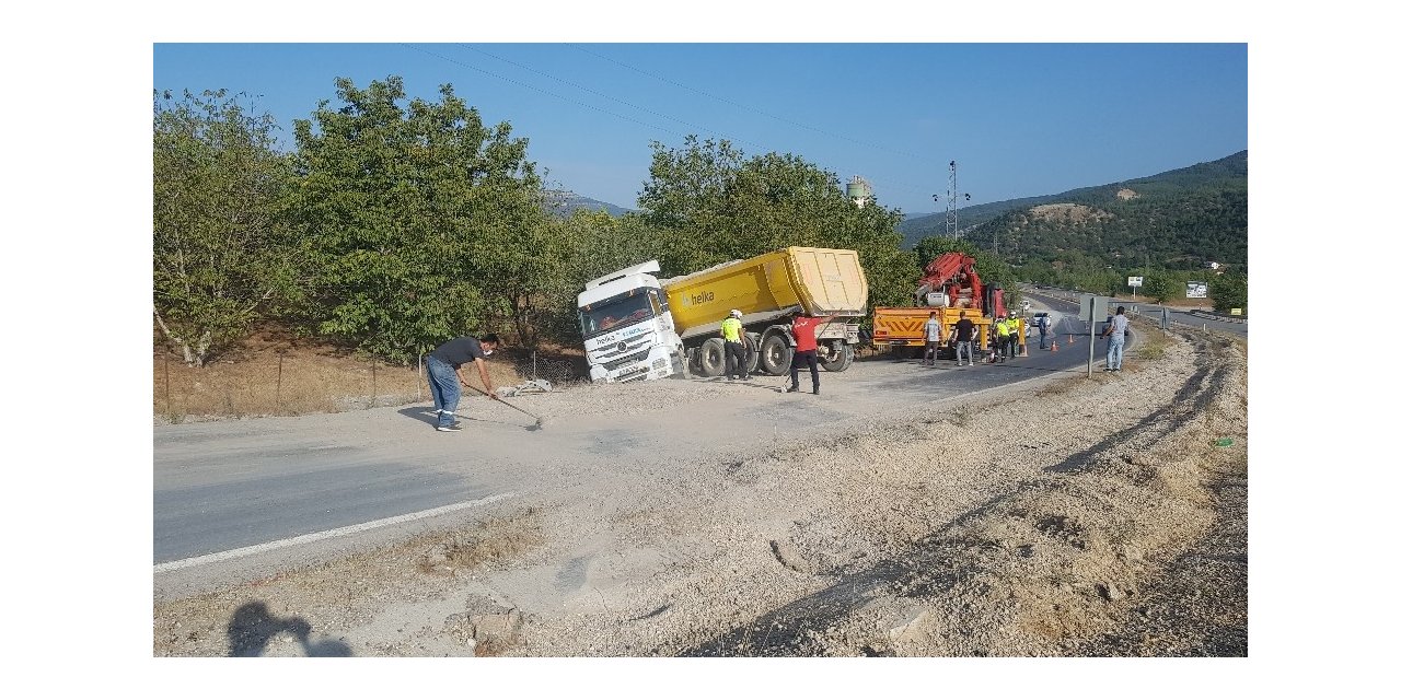 Kaza sonrası çakıl dolan yolu ellerine aldıkları fırçalarla temizleyip yıkadılar