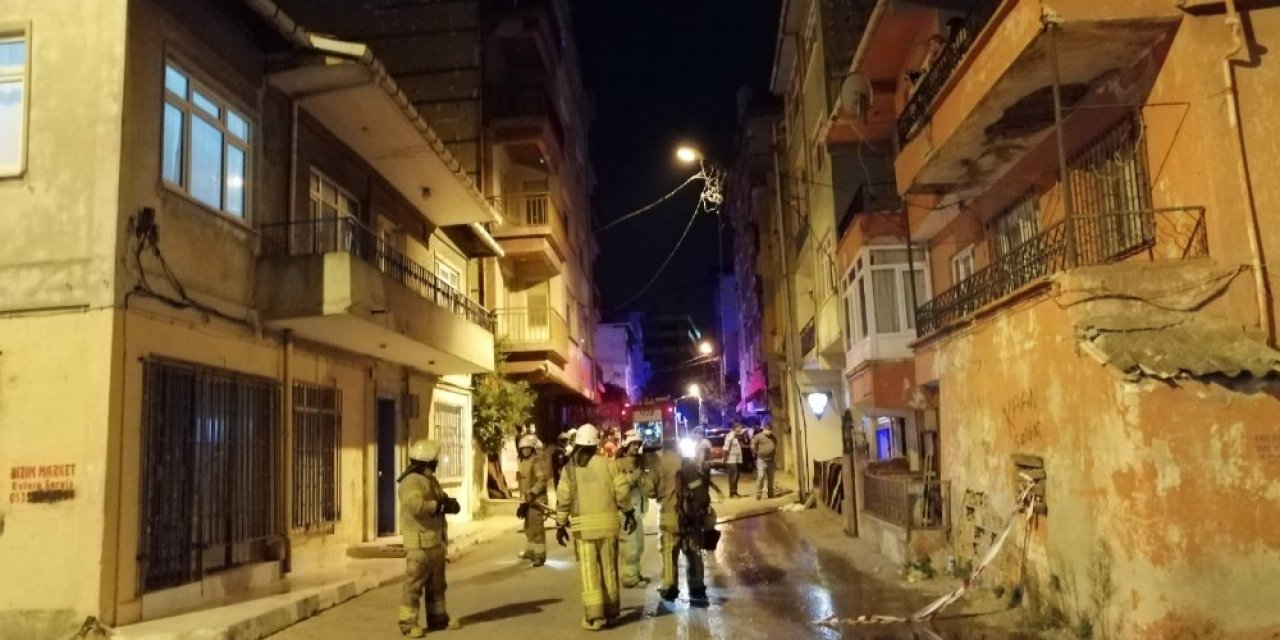 Kadıköy’de apartman girişine bırakılan motosiklet alev alması sonucu apartmandakiler binada mahsur kaldı