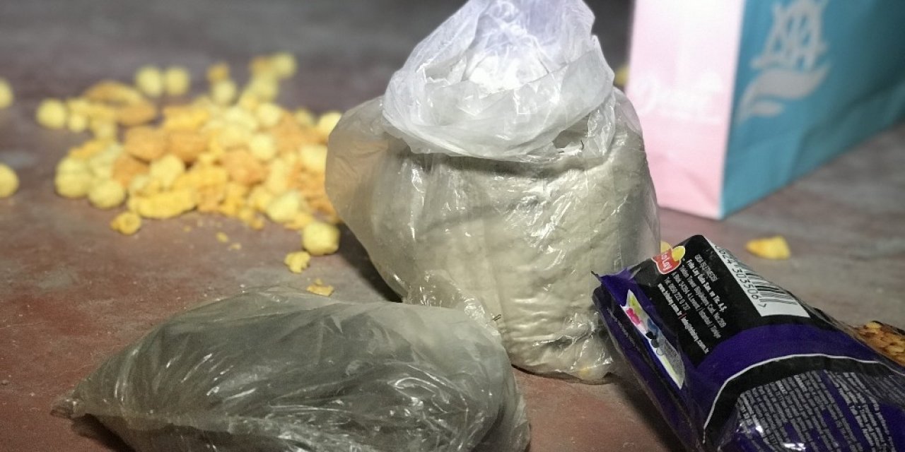 Cips poşetinde uyuşturucu madde taşırken yakalandılar