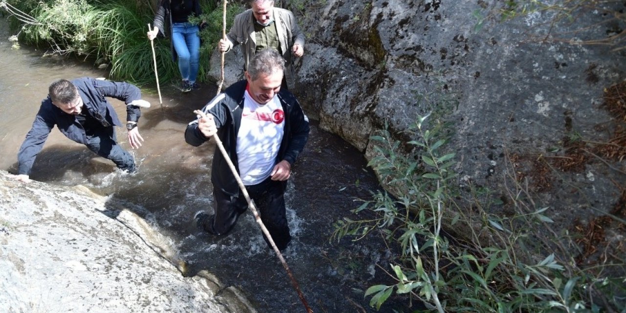 Başkan Köse ve Doğa Gönüllüleri Saklı Cennet Kıbrıs Kanyonu’na yürüdü