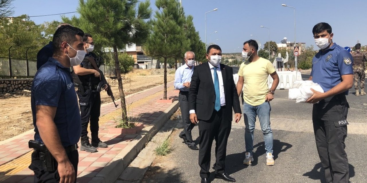 Kaymakam Kılınç güvenlik güçlerine maske dağıttı