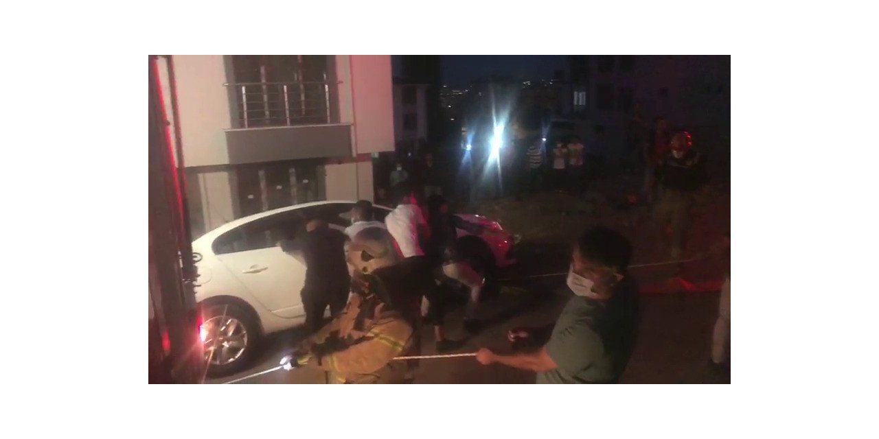 Canlarını hiçe saydılar, düşmek üzere olan aracın tuttular
