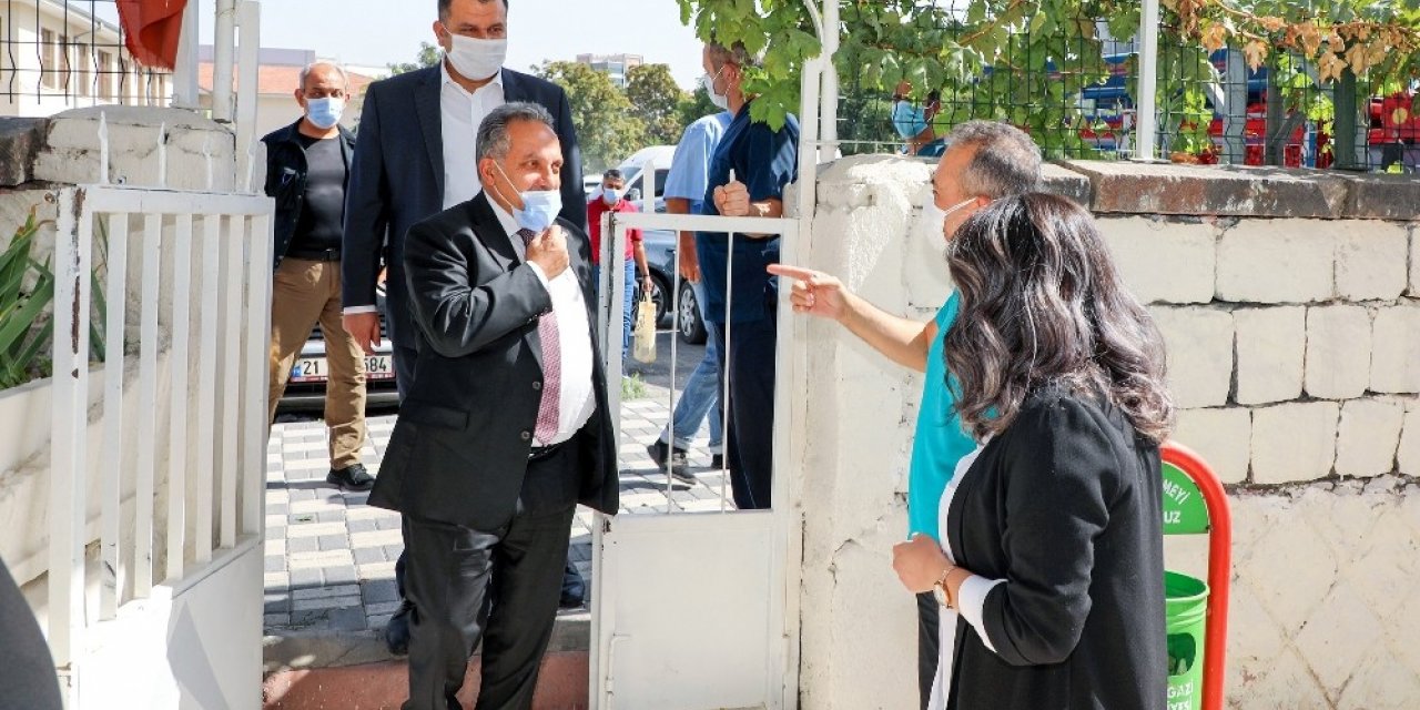 Başkan Yalçın’dan işitme engellilere özel şeffaf maske