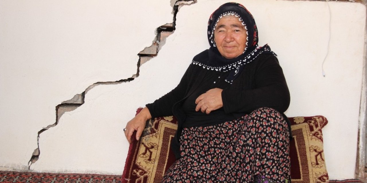 Zemini kayan mahalledeki ağır hasarlı evlerde oturuyorlar