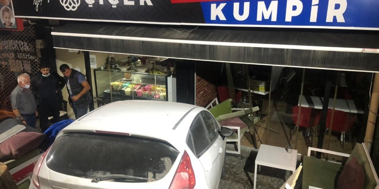 Otomobil dükkana dalıp merdivenlerde asılı kaldı