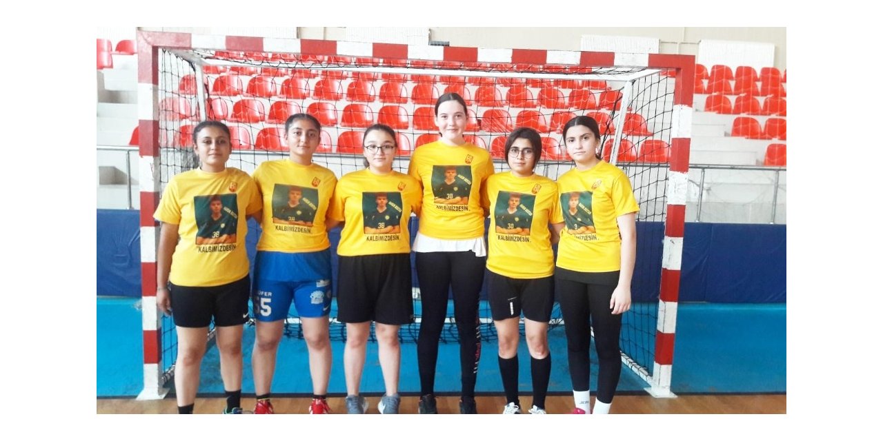 Genç hentbolcu mezun olduğu okulda unutulmadı
