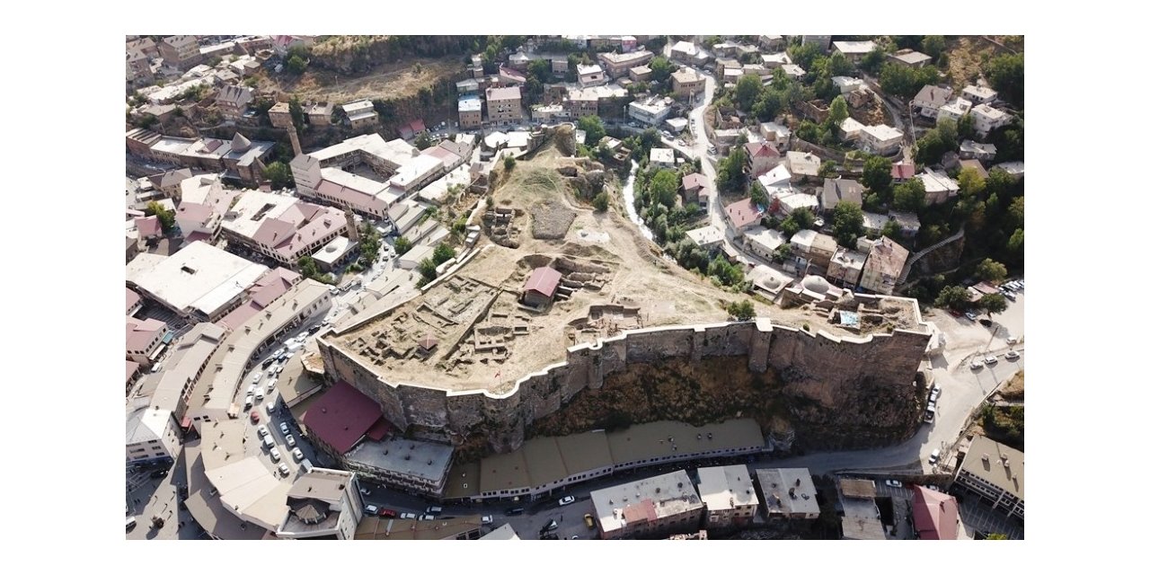 Bitlis Kalesi’nde Kanuni Sultan Süleyman’a ait 487 yıllık tamirat kitabesi bulundu