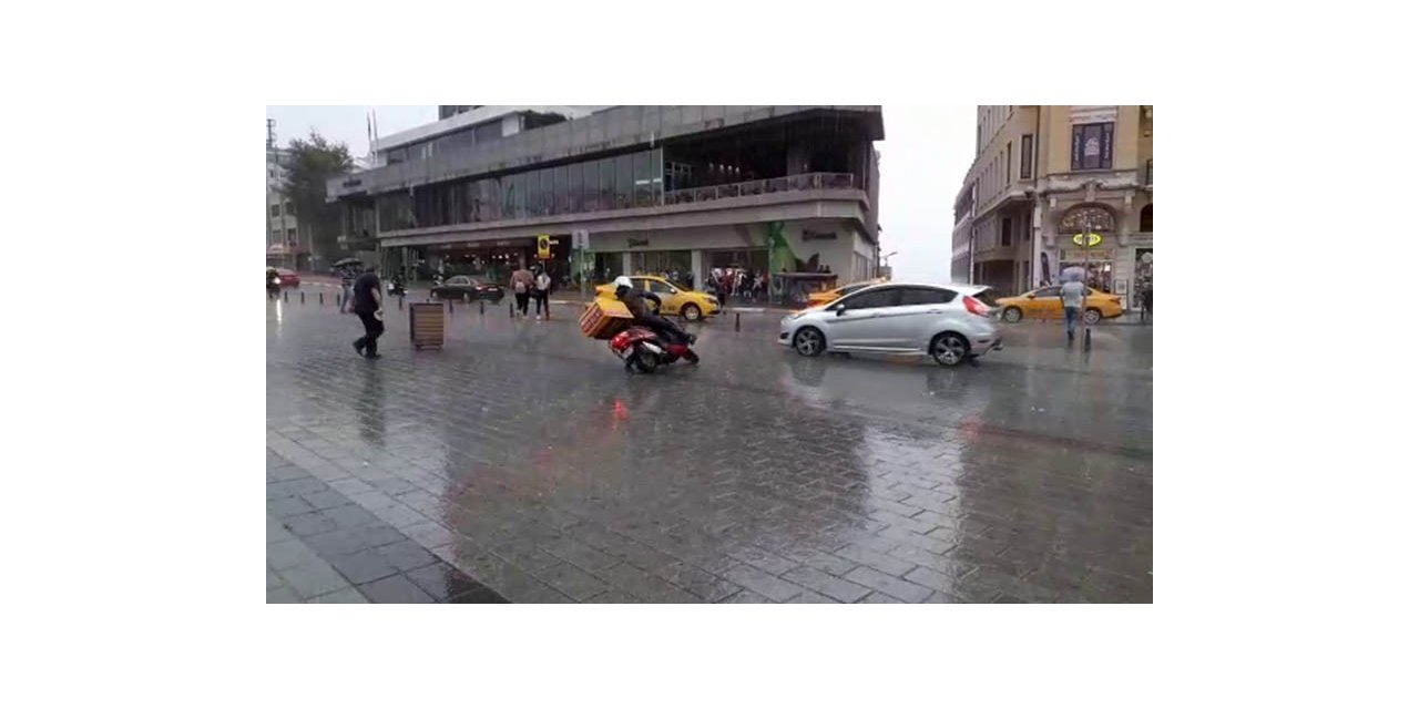 Kayganlaşan yolda kuryenin motorunun devrildiği an kamerada