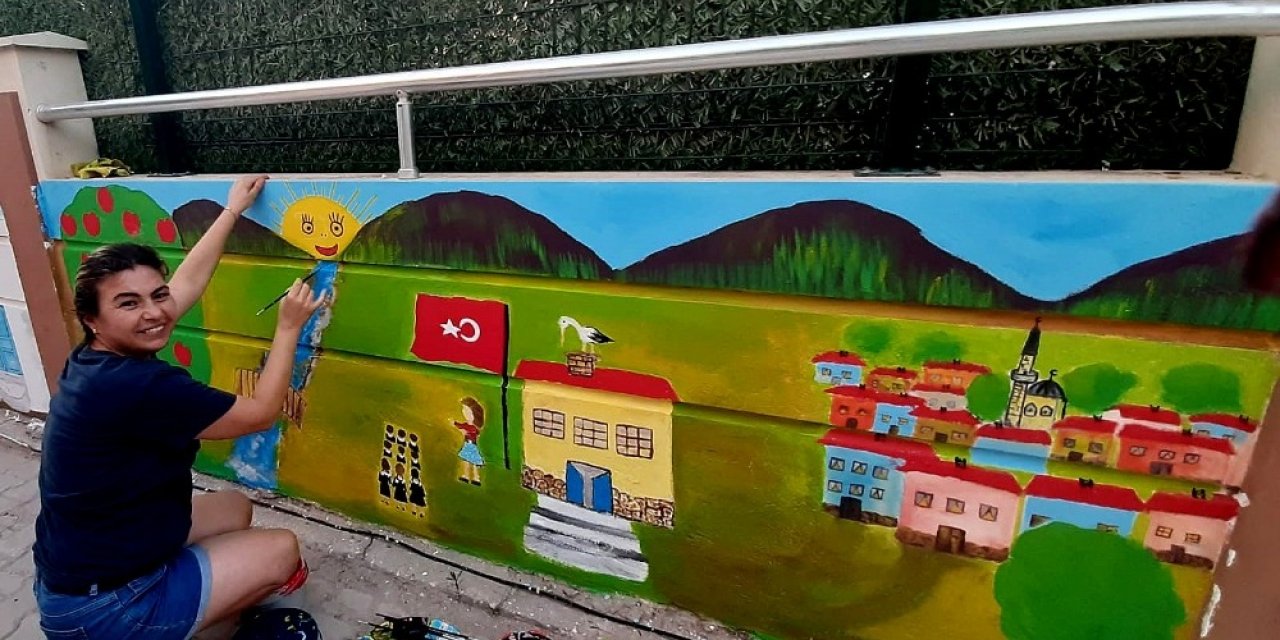 Çeşme’de vatandaşlar sokaklarını adeta sanat galerisine dönüştürdü