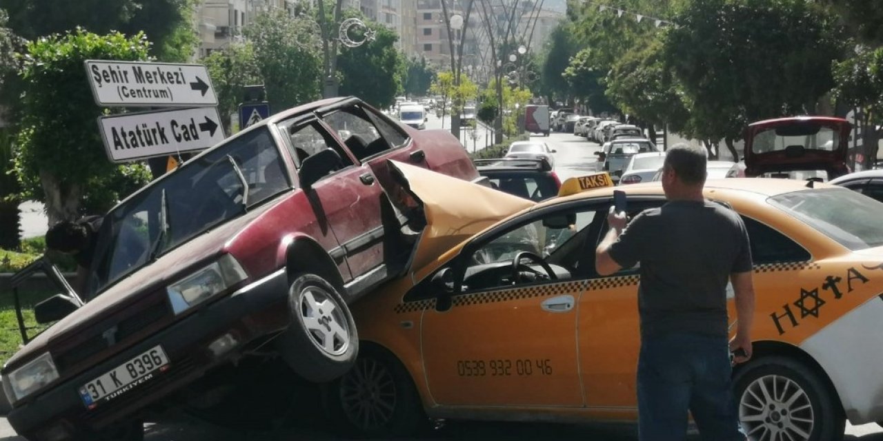 Çarptığı otomobil üzerine çıktı