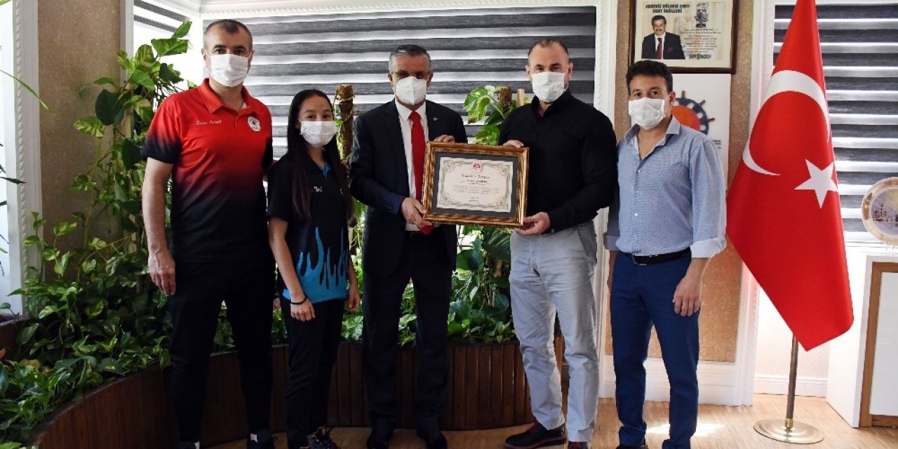 Dünya Şampiyonu Özdemir’den Başkan Topaloğlu’na destek teşekkürü