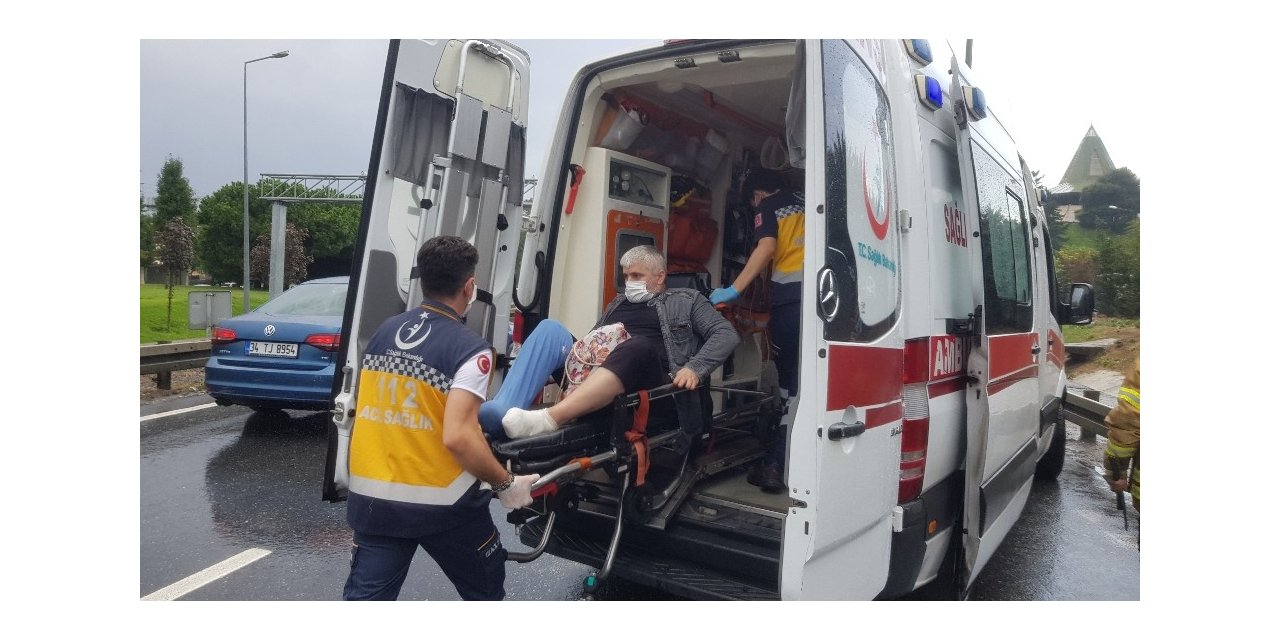 Alt geçidi su bastı, diyaliz hastalarını taşıyan minibüs mahsur kaldı