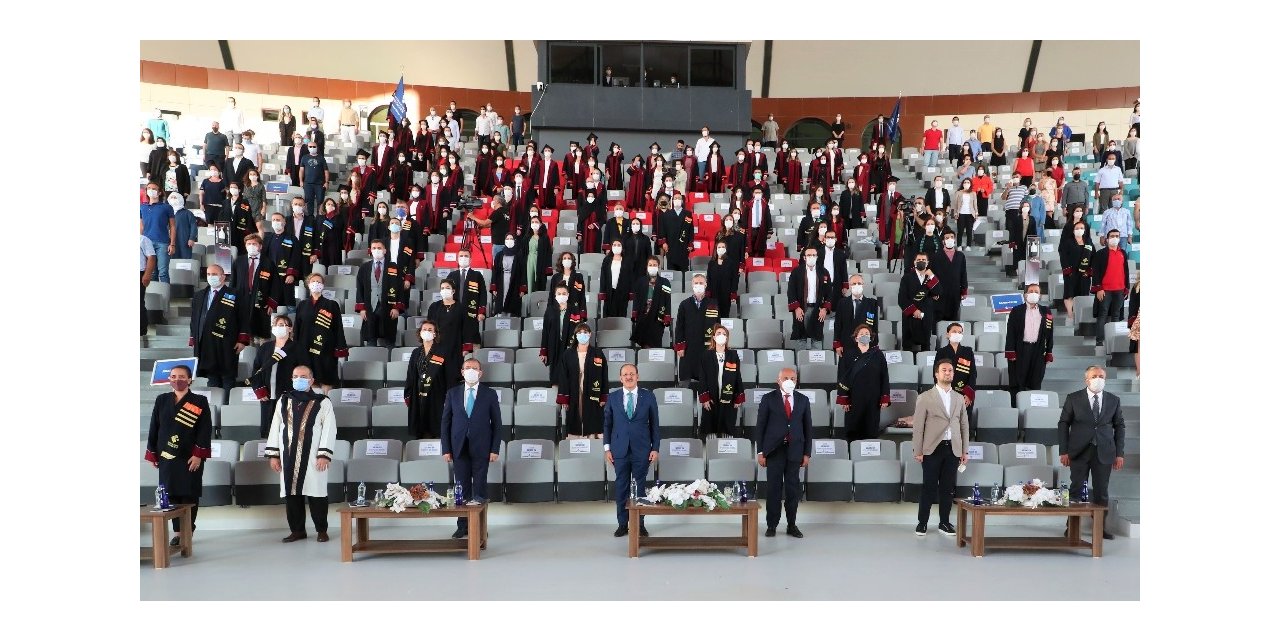 Sosyal mesafeli mezuniyet töreni