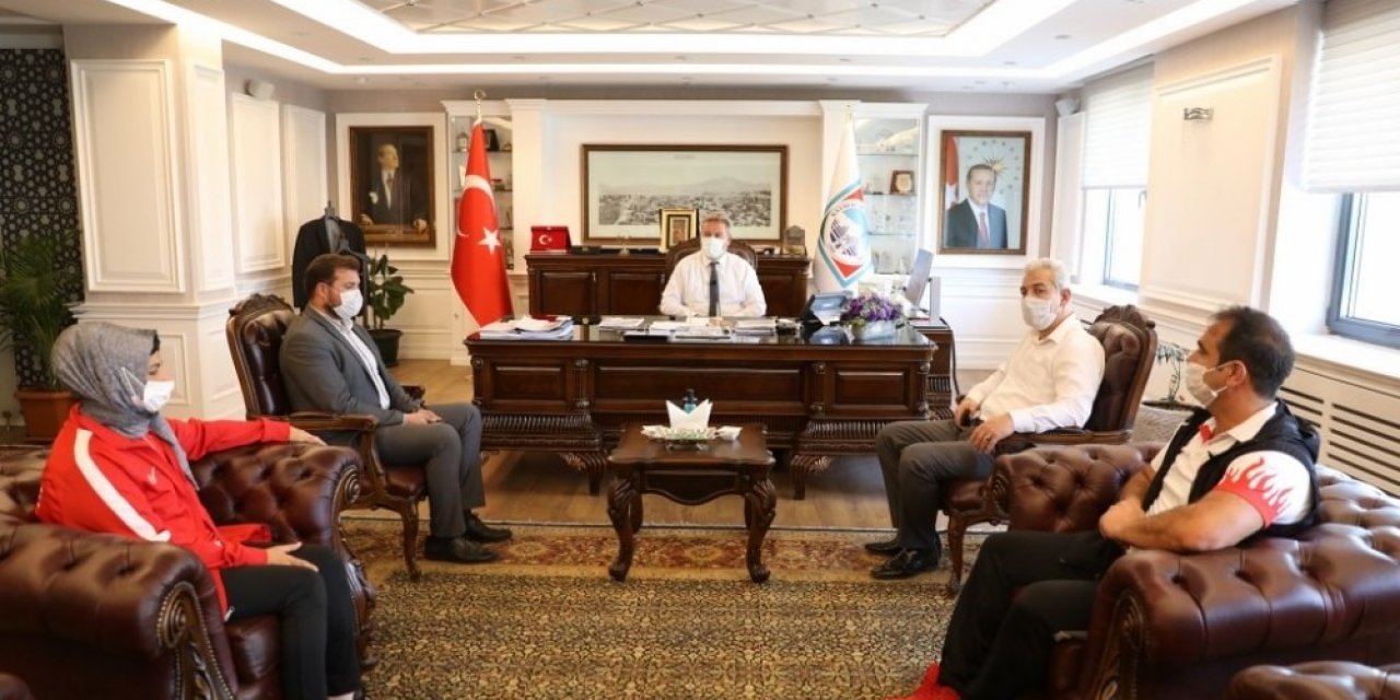 Şampiyonlar, madalyalar ile Başkan Palancıoğlu’nu ziyaret etti