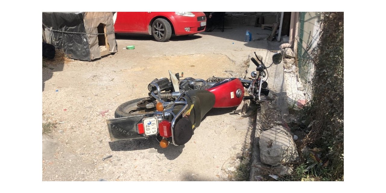 Otomobil motosiklete çarptı: 2 yaralı