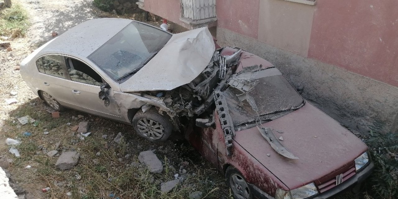 Otomobile ve yayaya çarpıp bahçedeki otomobilin üzerine uçtu