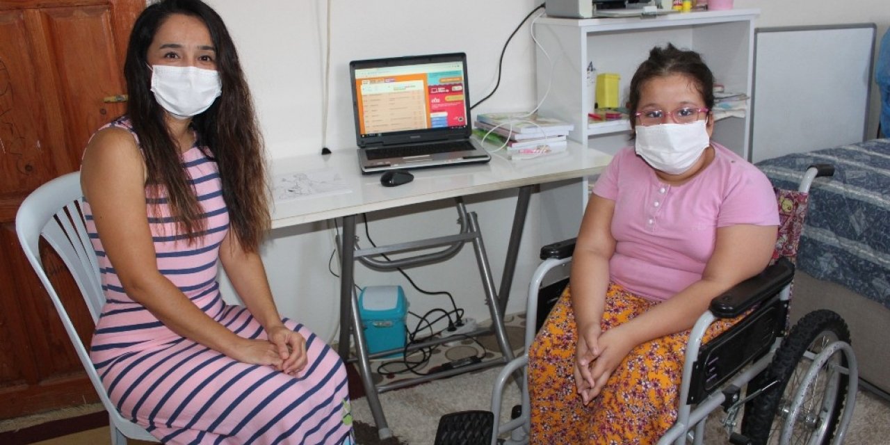 Engelli Ayşe, fedakar öğretmeni sayesinde uzaktan eğitim sevinci yaşıyor