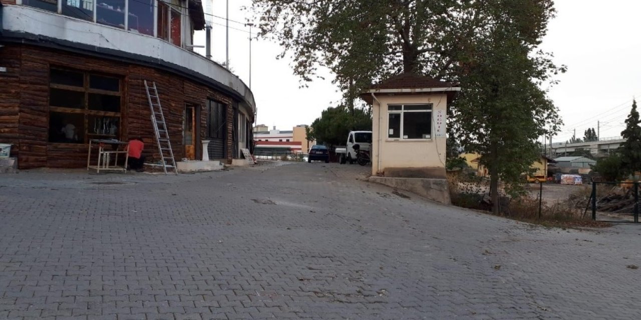 Taksici esnafı istedi, belediye taksi durağını kapattı