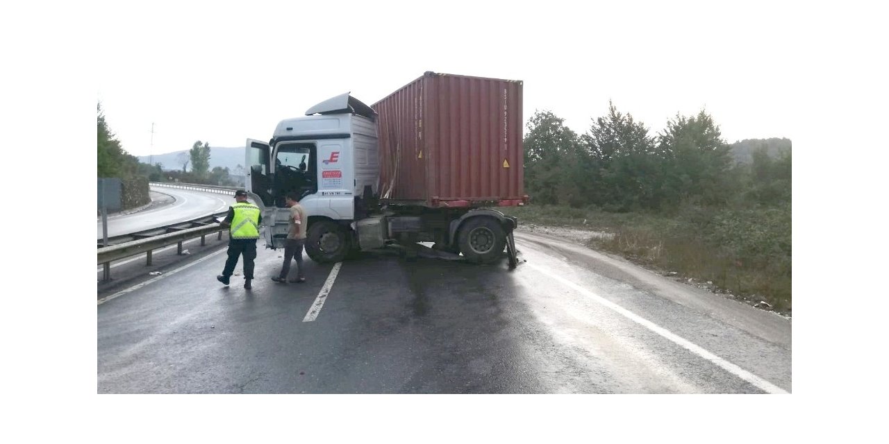 Makaslayan tır D-655 karayolunda trafiğin aksamasına neden oldu