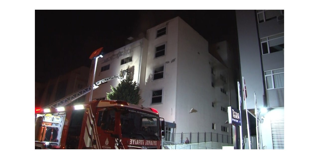 Beylikdüzü’nde tekstil fabrikasının deposunda yangın çıktı