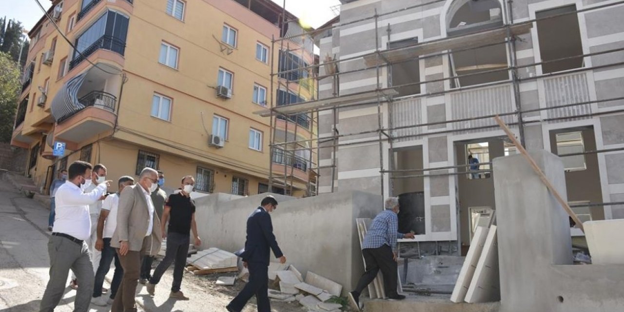 Başkan Çelik Yiğitbaş Veli Camii ve türbesindeki çalışmaları inceledi