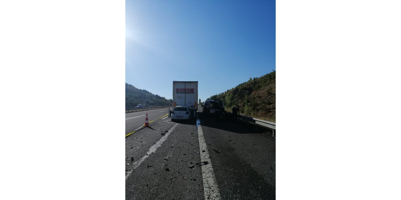 TEM Otoyolu’nda otomobil tırın altına girdi: 1 ölü, 1 yaralı