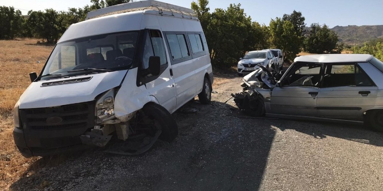 Elazığ’da minibüs ile otomobil çarpıştı: 1’i ağır 6 yaralı