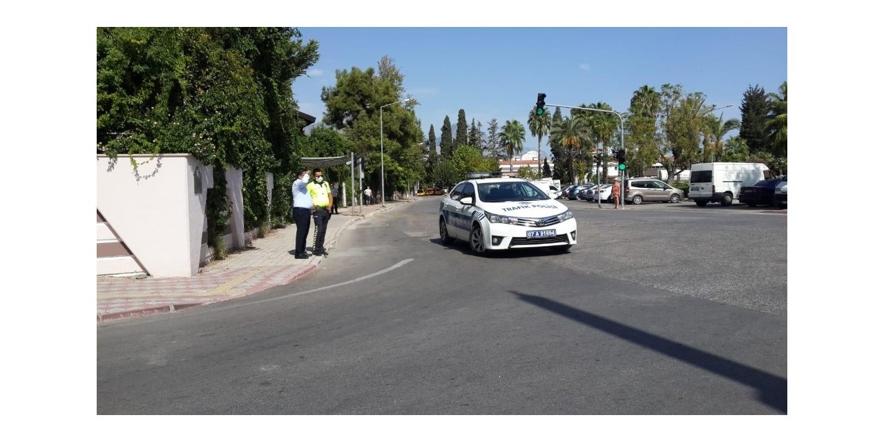 Kemer’de Deniz Caddesi tek şerit oldu